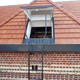 Lackierte Feuerleiter ohne Käfig für ein Dachfenster zum Abstieg auf das angrenzende Flachdach.
