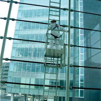 Echelle verticale mobile suspendue et plateforme pour le nettoyage des vitres.