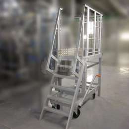 Escalera de mano sobre ruedas con sistema de freno central utilizado para el acceso a máquinas industriales