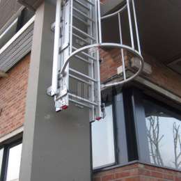 Solución anti robo con una zona libre de hasta 3 m. Escalera de aluminio contrabalanceada con contrapesos que permiten una apertura suave. Puede deslizarse desde arriba o desde abajo y además puede equiparse con una jaula o usarse como una extensión de otra estructura.