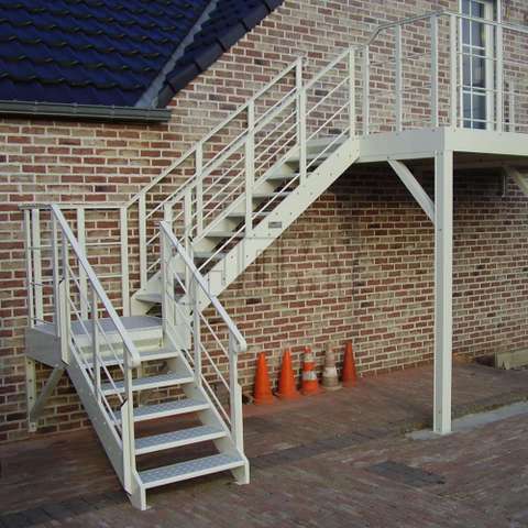 Escaleras exteriores con color RAL, para el acceso a el primer nivel de una casa.