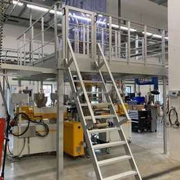 Escaleras industriales de 60° (también conocidas como escaleras de mano o escaleras de bote) para acceso a máquinas.