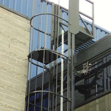 Escalera móvil colgante con jaula para limpieza de ventanas - Unidad de mantenimiento de edificios