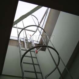 Ventana de salida de techo plano y eje con una escalera de jaula utilizada para acceder al techo plano.