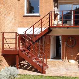 Escaleras metálicas exteriores hechas a la medida con barandillas para un balcón entresuelo