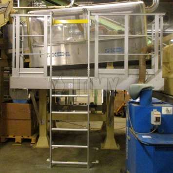 Feste Leiter für den Zugang zu einer Arbeitsbühne (genutzt für eine Maschine) an der Produktionslinie einer Tabakfabrik.
