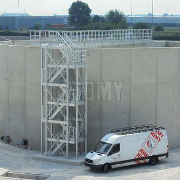 3-stöckige Industrietreppe und Plattform für einen Betonspeicher in einer Industrieanlage.