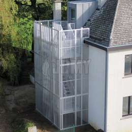 Industrietreppe mit Käfig für ein Mehrfamilienhaus