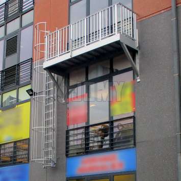 Korbleiter und Balkon für die Sicherheitsvakuierung des Bürogebäudes.
