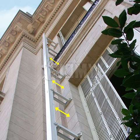 Mit einem Abstand zur Fassade installierte Mini-JOMY Leiter mit speziellen Montagehalterungen.