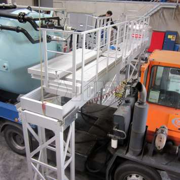 Plataforma de trabajo para camiones cisterna con sistema dique-puente.