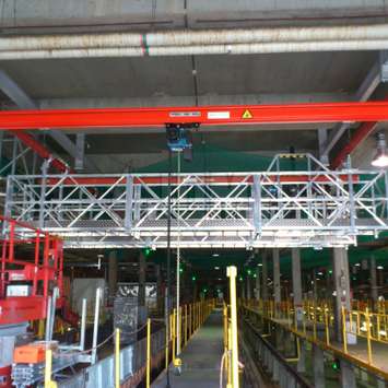 Pont suspendu mobile dans une usine - Building Maintenance Unit
