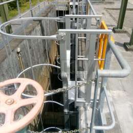 Käfigleiter, welche zum Hinabsteigen eines Brunnens in einer Wasseraufbereitungsanlage genutzt wird.